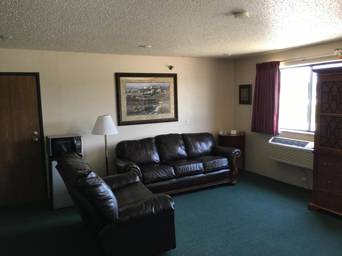 Cassville Four Seasons Inn & Suites Bagian luar foto