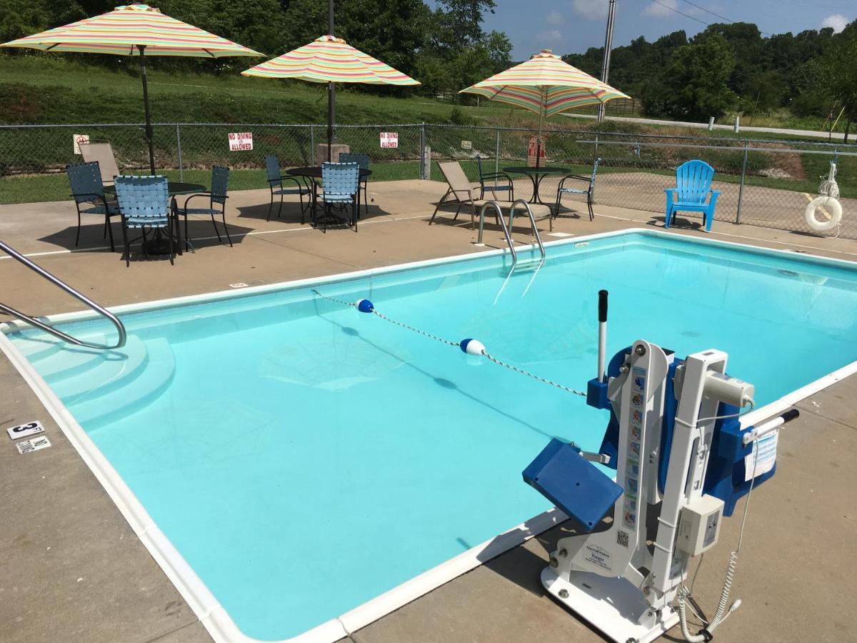 Cassville Four Seasons Inn & Suites Bagian luar foto