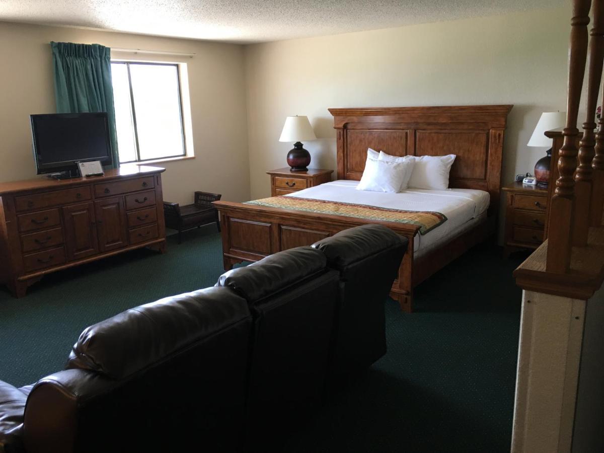 Cassville Four Seasons Inn & Suites Bagian luar foto