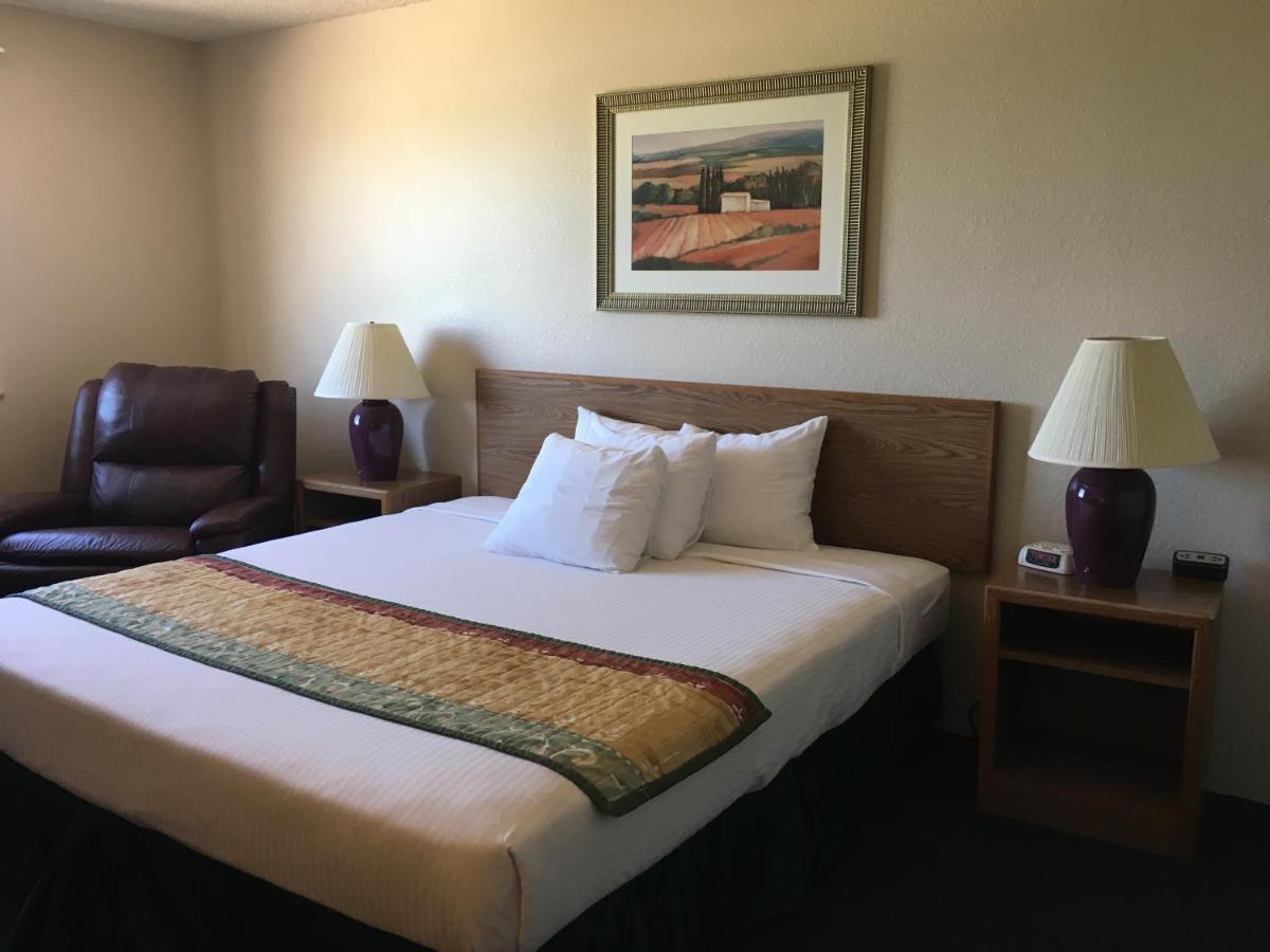 Cassville Four Seasons Inn & Suites Bagian luar foto