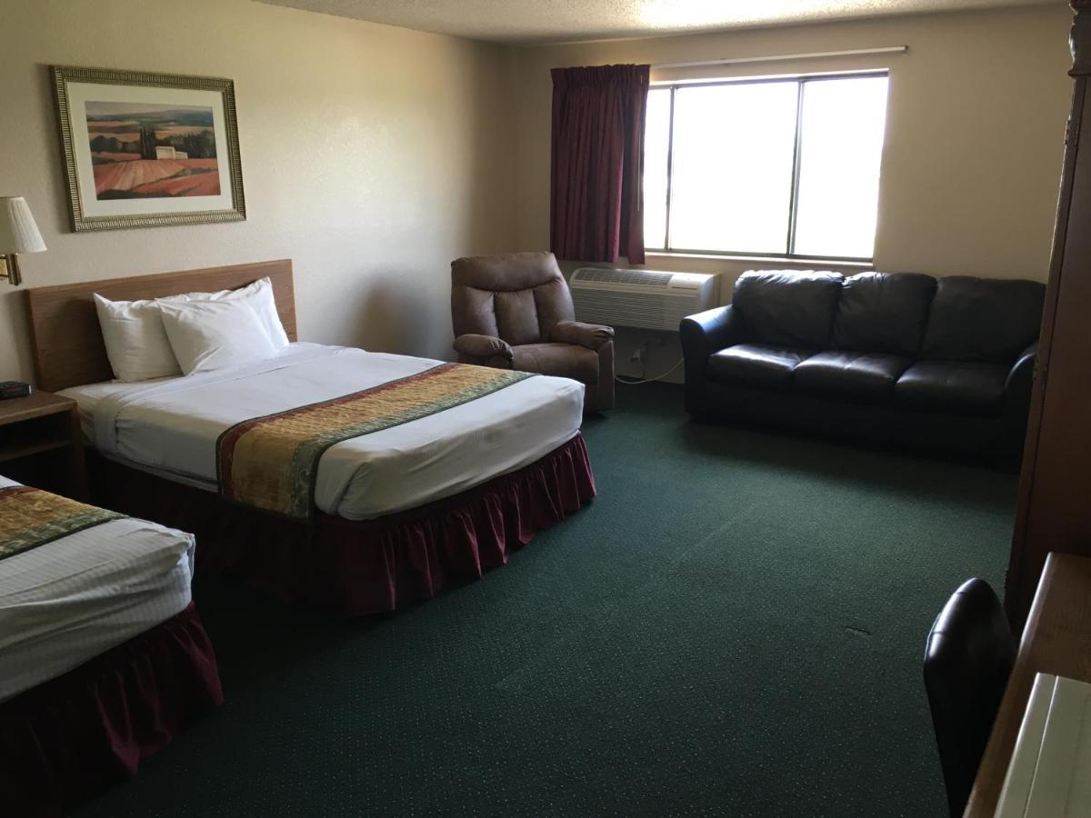 Cassville Four Seasons Inn & Suites Bagian luar foto