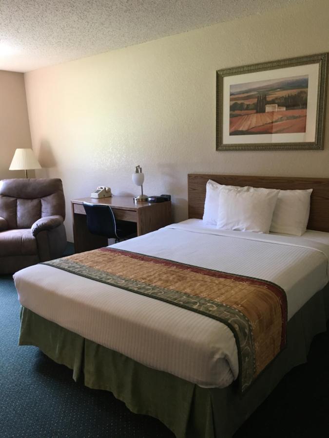 Cassville Four Seasons Inn & Suites Bagian luar foto