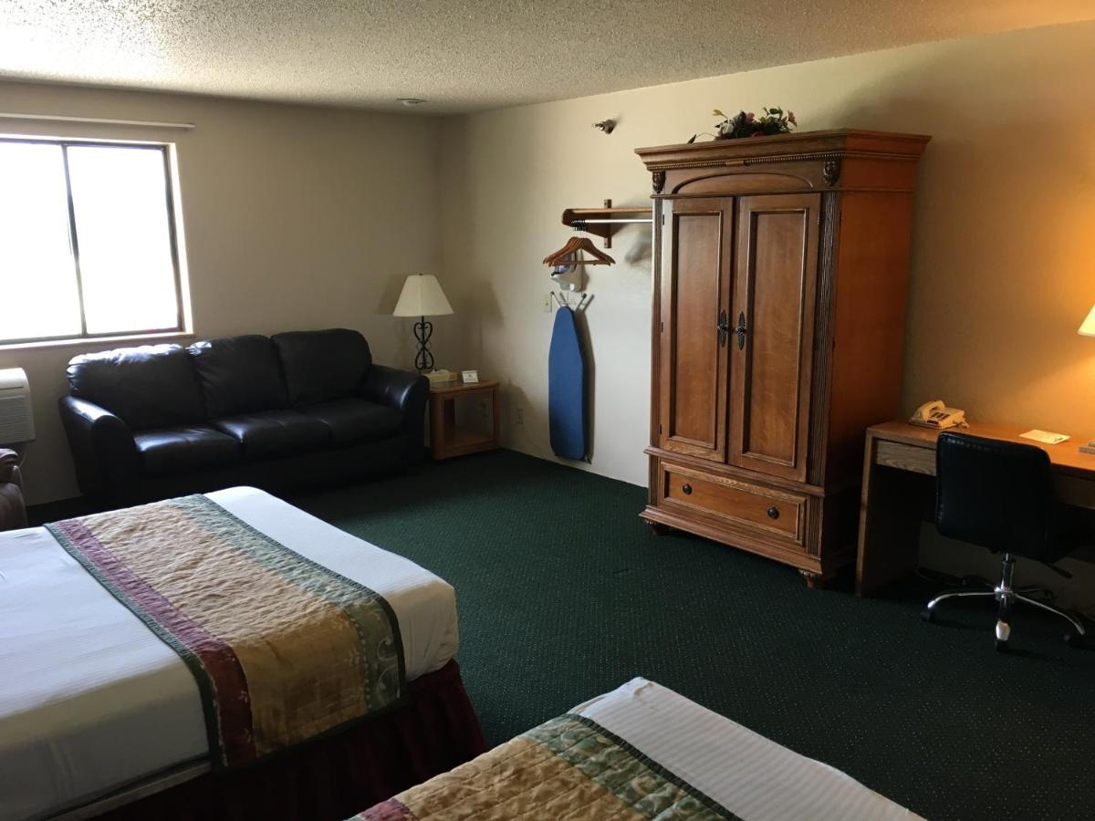 Cassville Four Seasons Inn & Suites Bagian luar foto