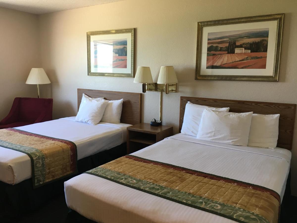 Cassville Four Seasons Inn & Suites Bagian luar foto