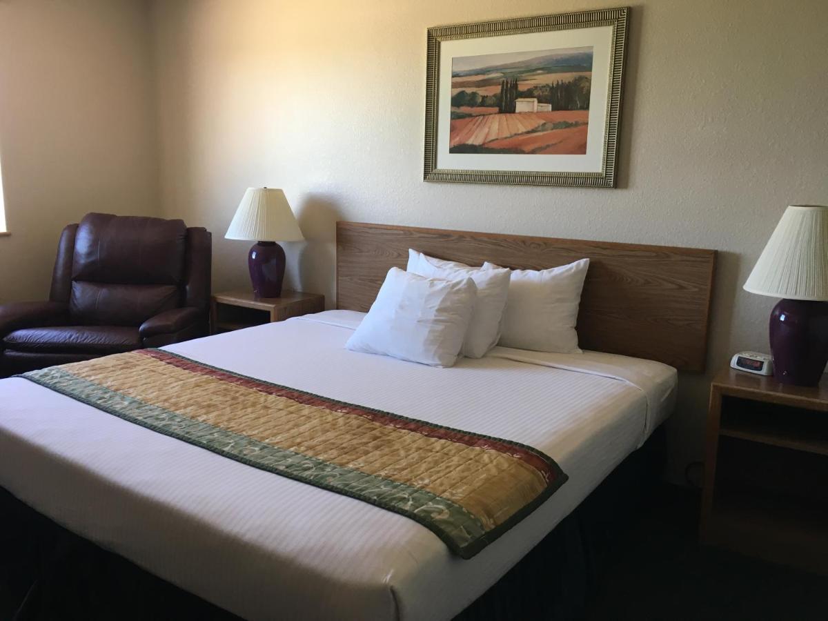 Cassville Four Seasons Inn & Suites Bagian luar foto